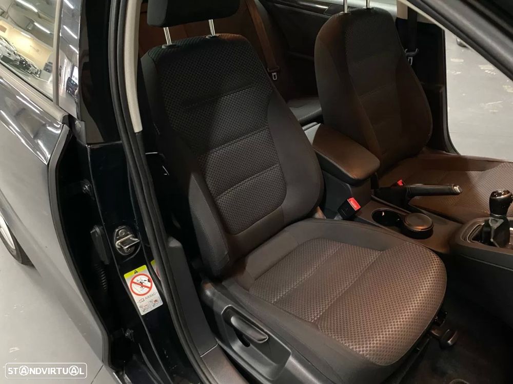 VW Jetta 2.0 TDI Confortline - 17