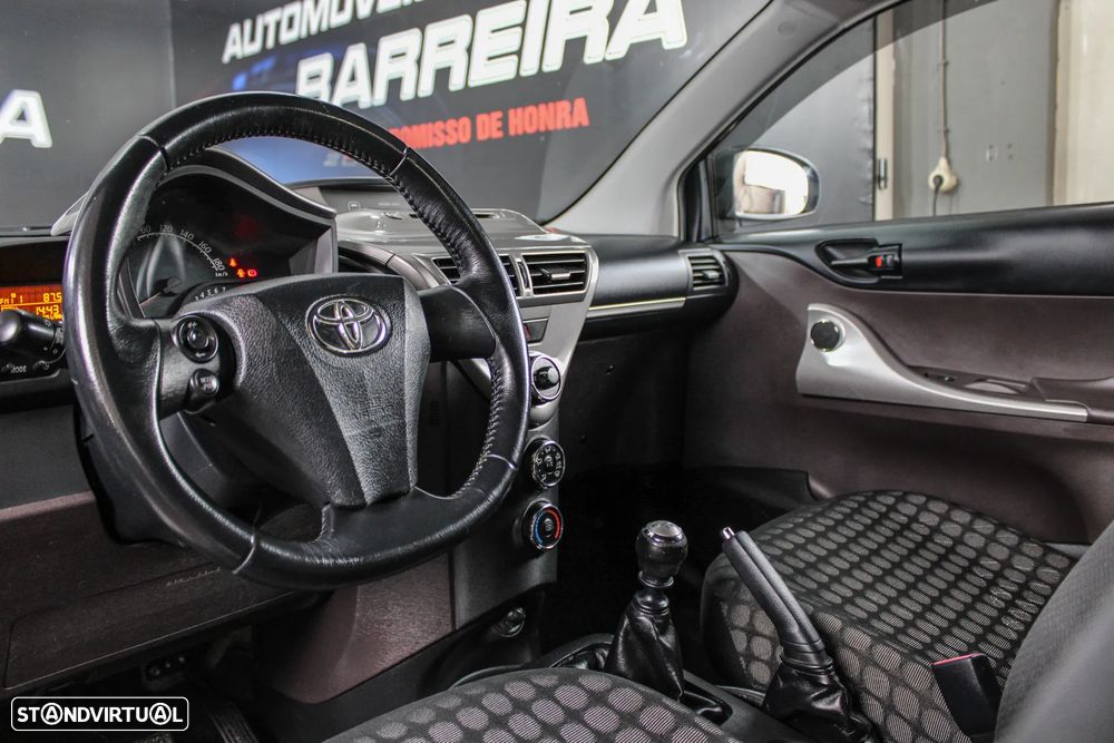 Toyota iQ 1.0 VVT-i Essential+AC - 17