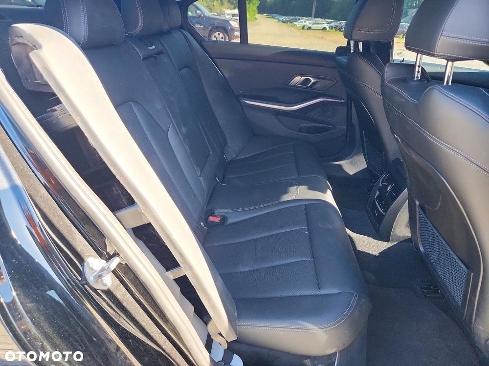 BMW Seria 3 330i xDrive M Sport - 10