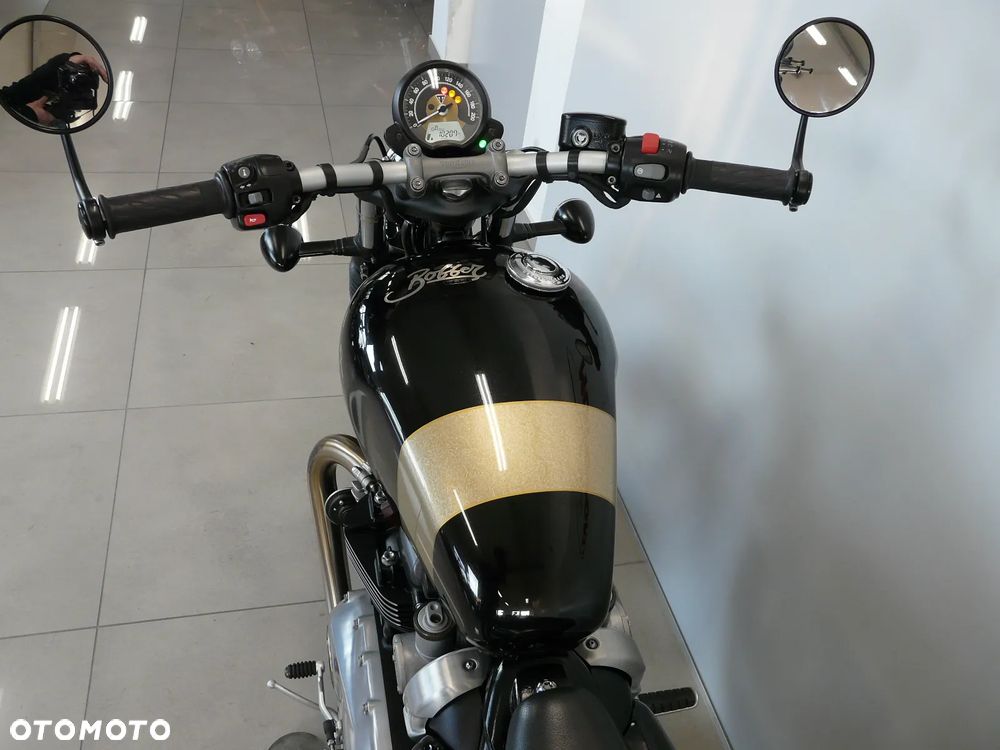 Triumph Bonneville Bobber - 36