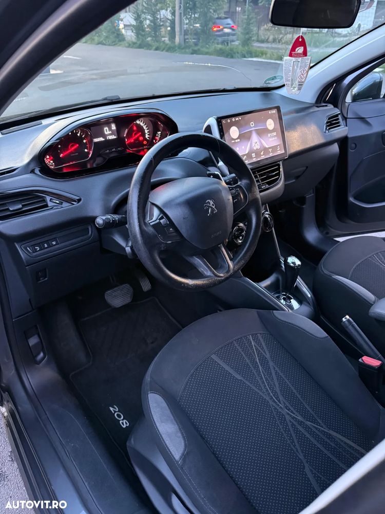 Peugeot 208 - 8