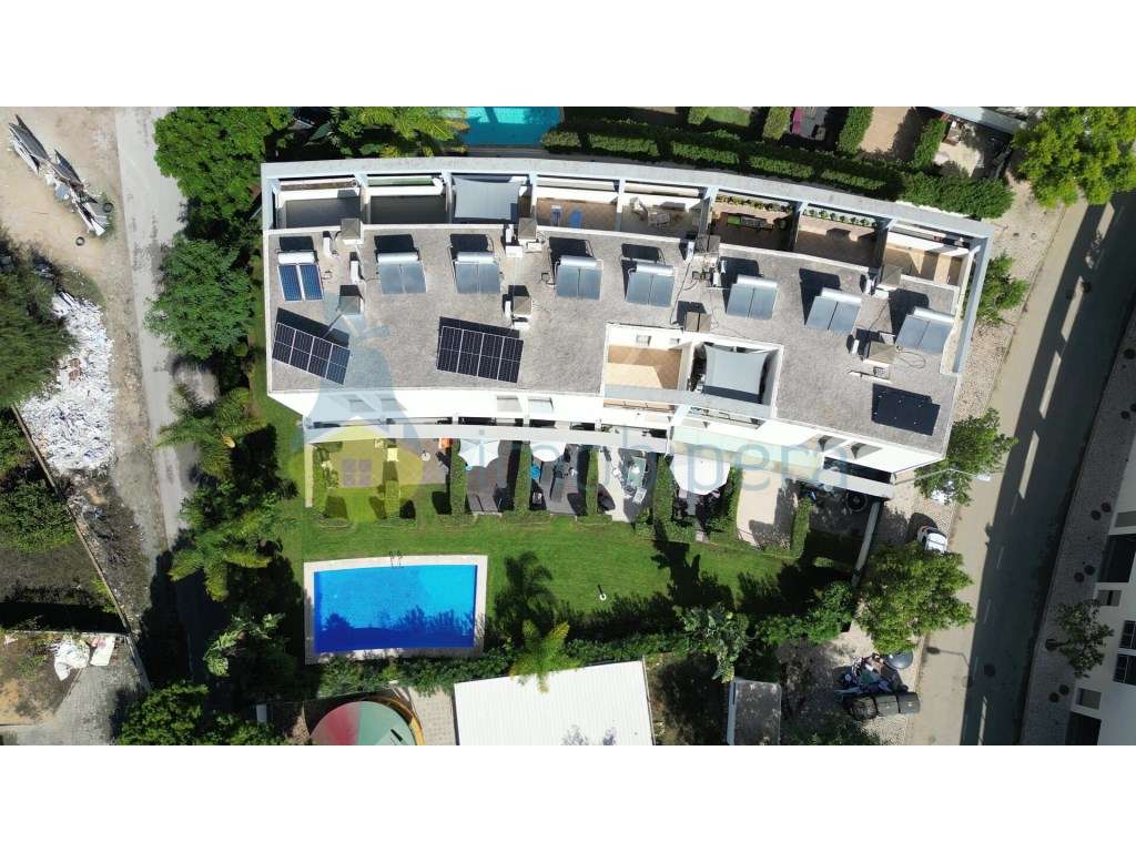 Moradia em banda T3+1 inserida em condomínio fechado com piscina, p... - Grande imagem: 2/37