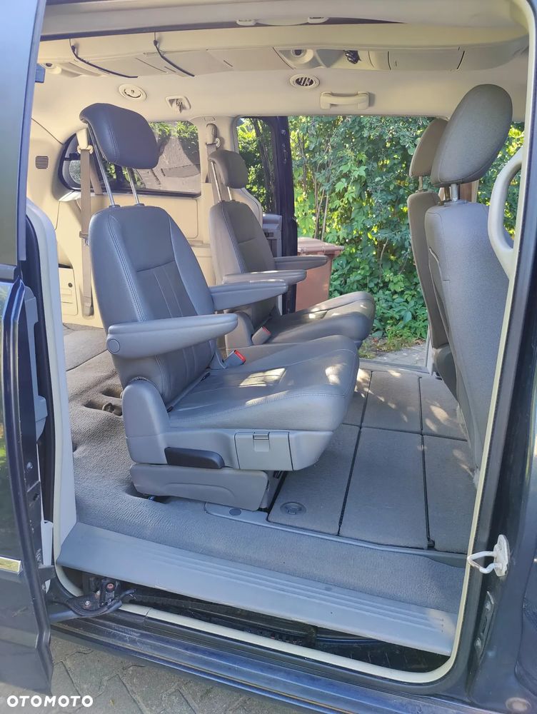 Dodge Grand Caravan - 12