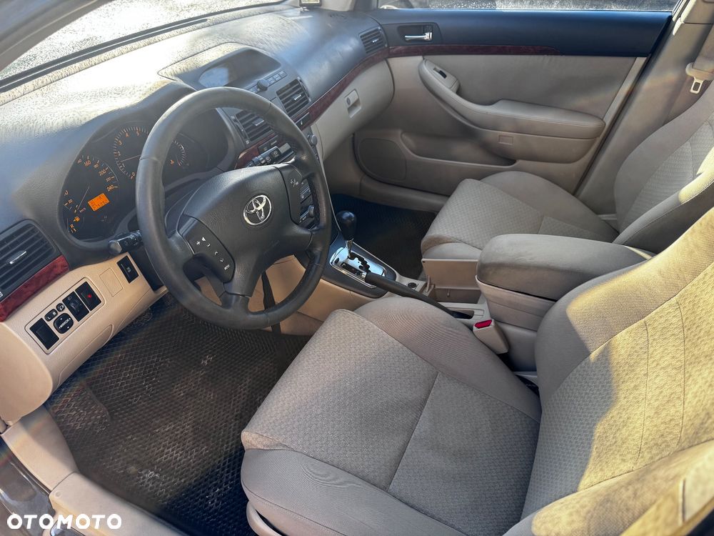 Toyota Avensis - 8