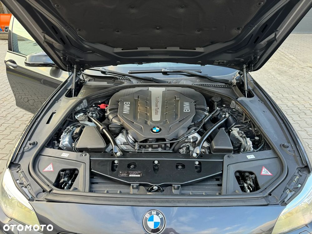 BMW Seria 5 550i - 12