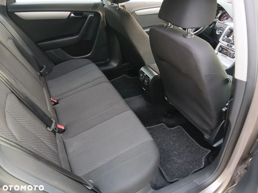 Volkswagen Passat - 11