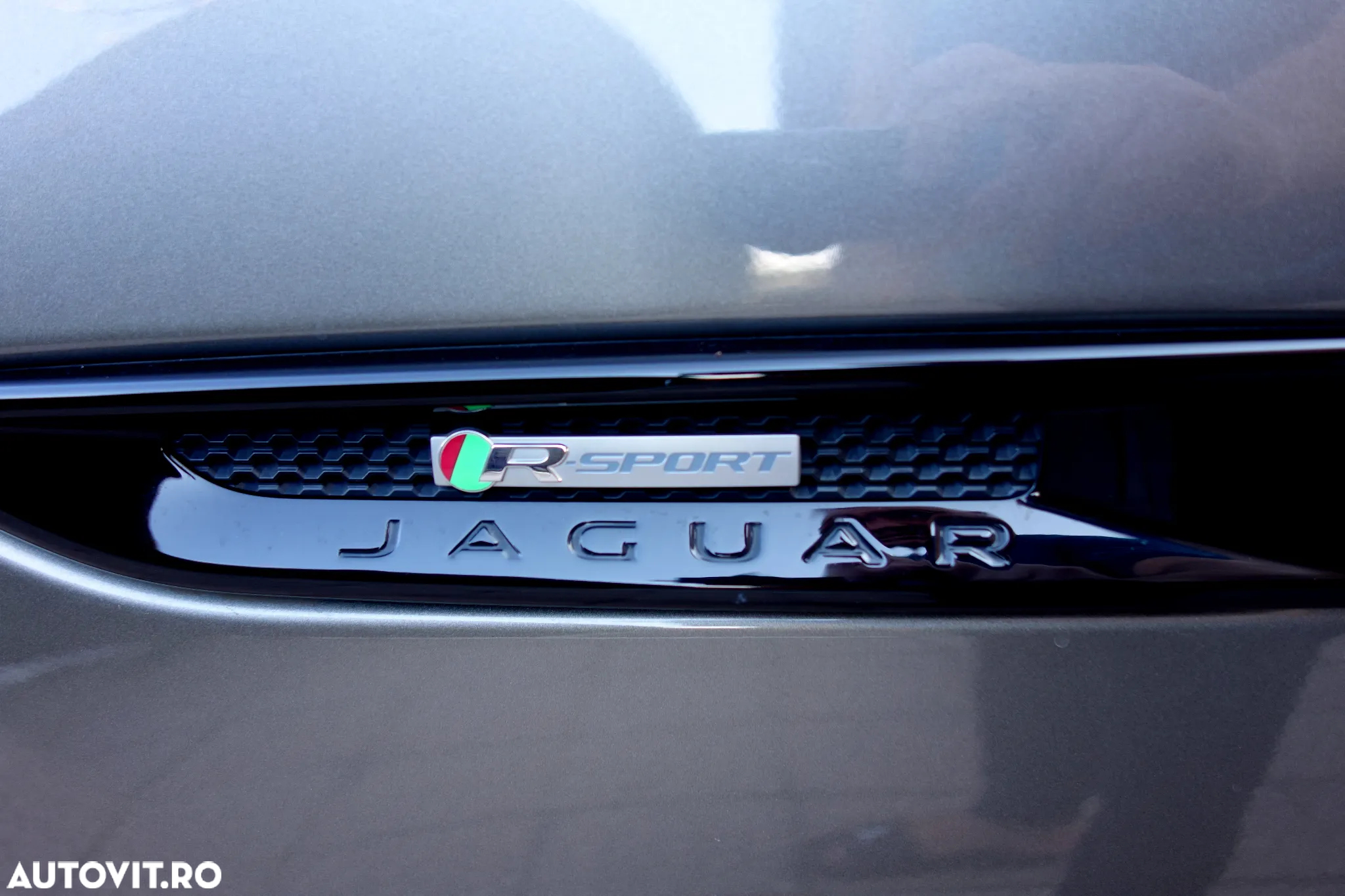 Jaguar F-Pace 25t AWD R-Sport - 29