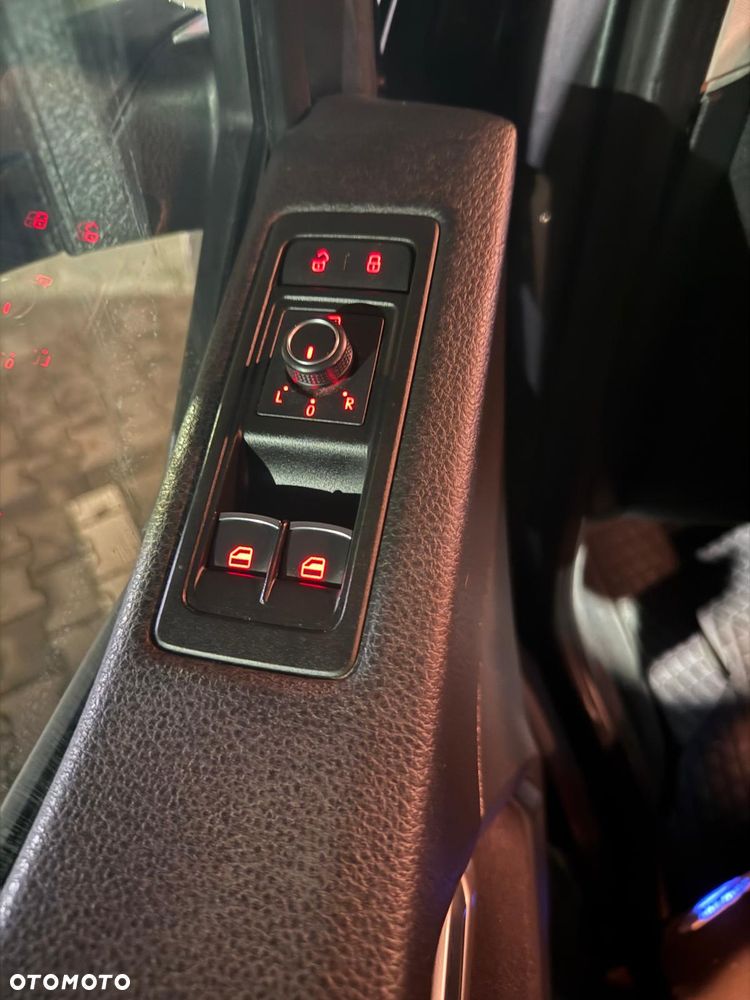 Volkswagen Multivan - 25