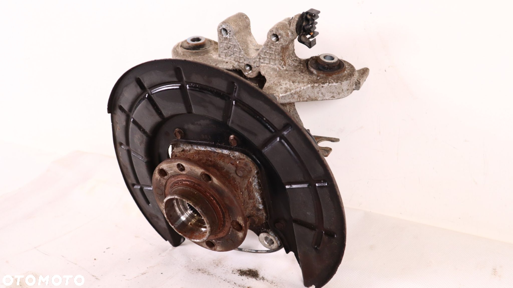 JEEP CHEROKEE KL 2.2 MTJ PIASTA ZWROTNICA LEWA TYŁ - 2