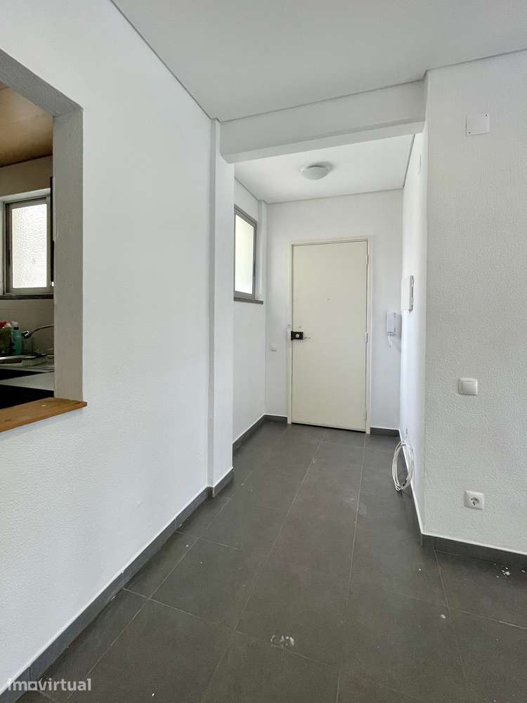 Apartamento T3 c/ garagem para arrendamento no Largo Colégio Militar - Grande imagem: 2/20