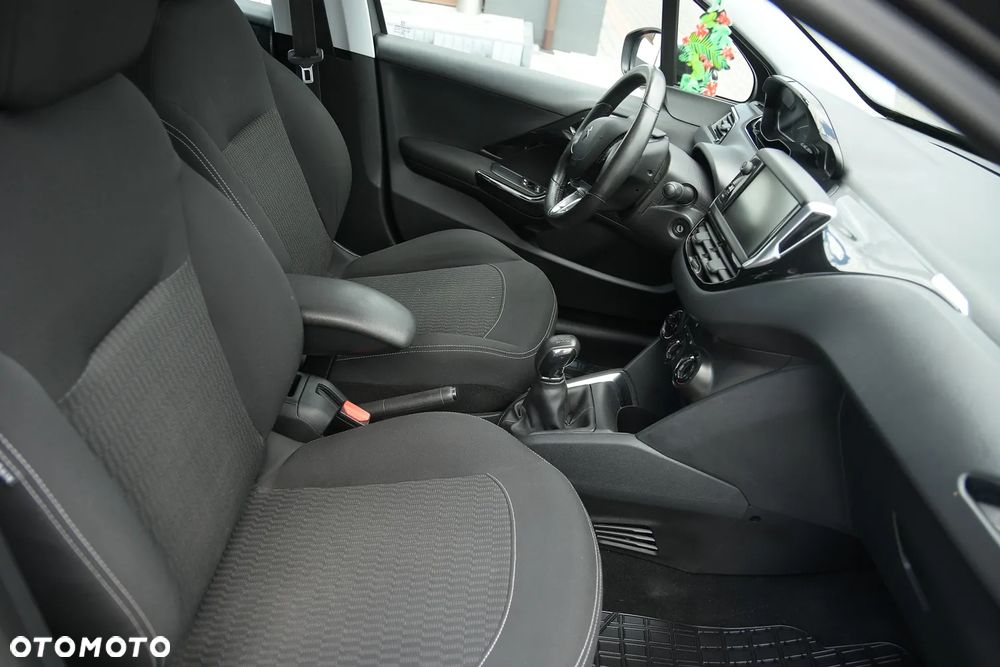 Peugeot 208 - 18