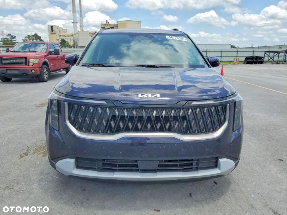 Kia Carnival - 2