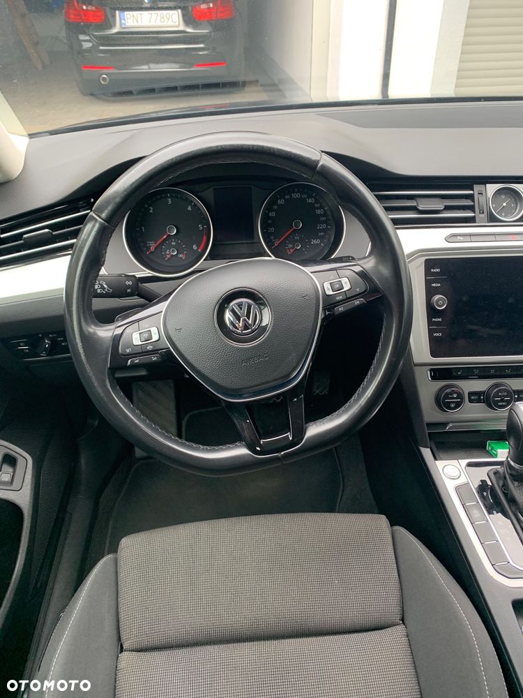 Volkswagen Passat - 12