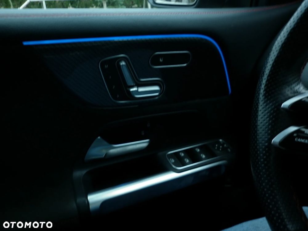 Mercedes-Benz GLB - 11