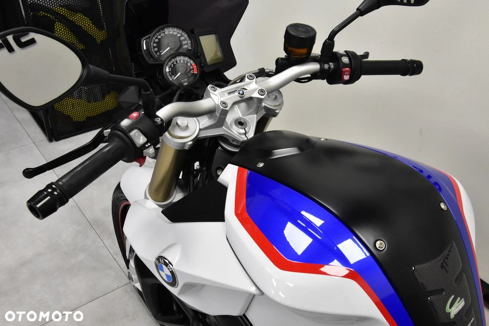 BMW F - 17