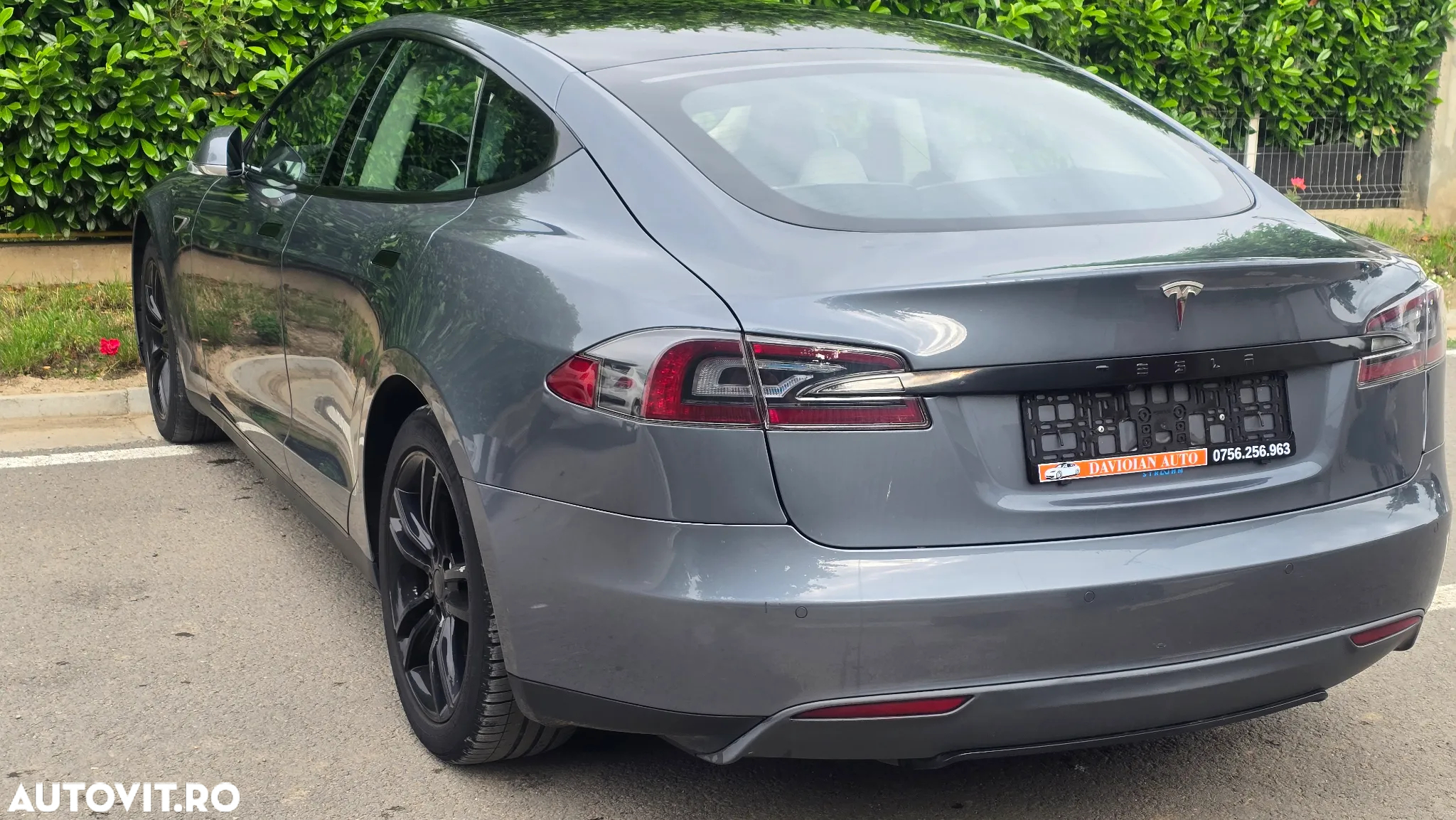Tesla Model S - 4