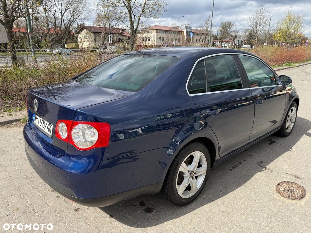 Volkswagen Jetta 2.0 TDI Comfortline DSG - 5