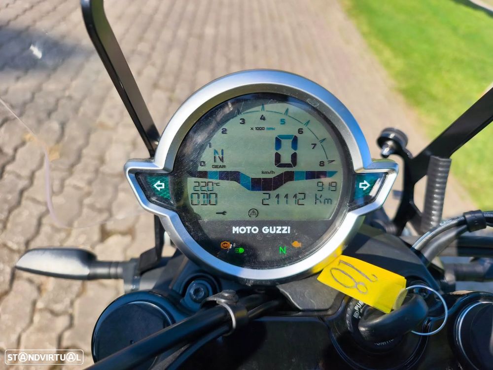 Moto Guzzi V7 Stone 850 - 3