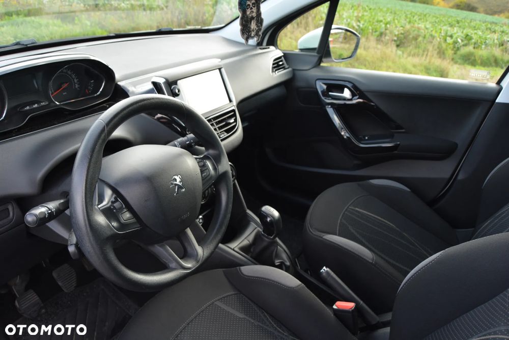 Peugeot 208 - 18