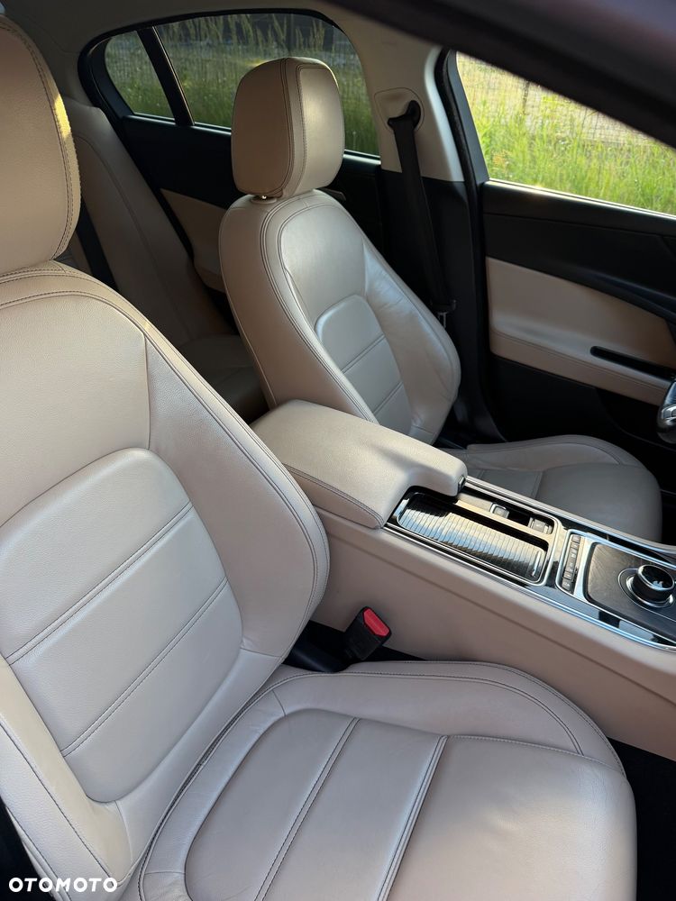 Jaguar XE 2.0 D Portfolio - 16
