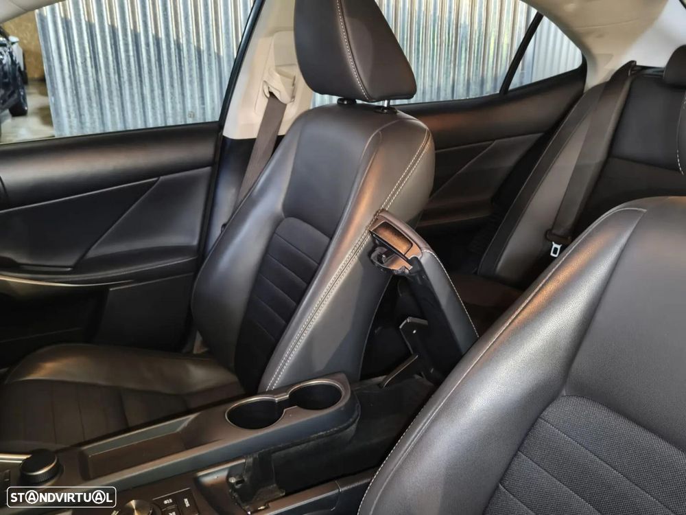 Lexus IS 300H Executive - 10