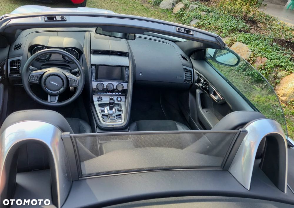 Jaguar F-Type Chequered Flag - 3