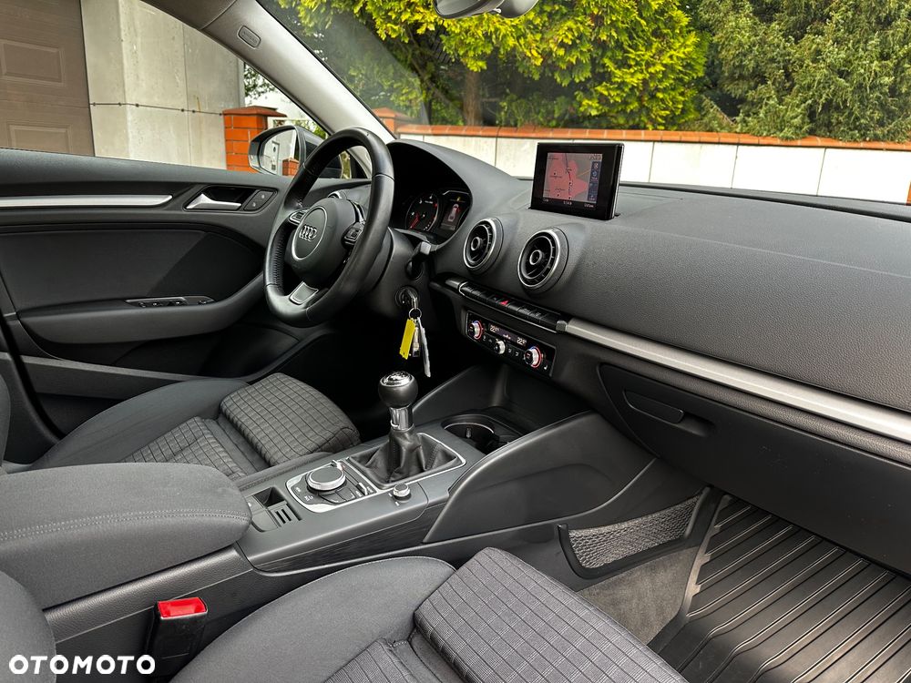 Audi A3 Sportback 1.6 TDI S line Sportpaket - 16