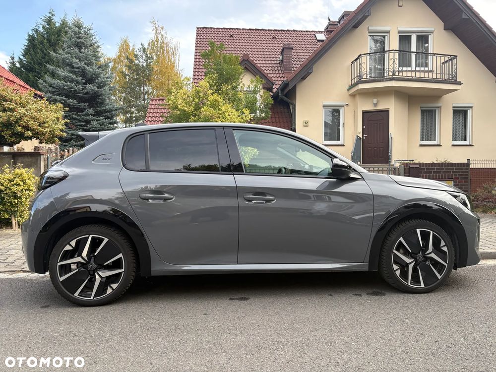 Peugeot 208 - 8