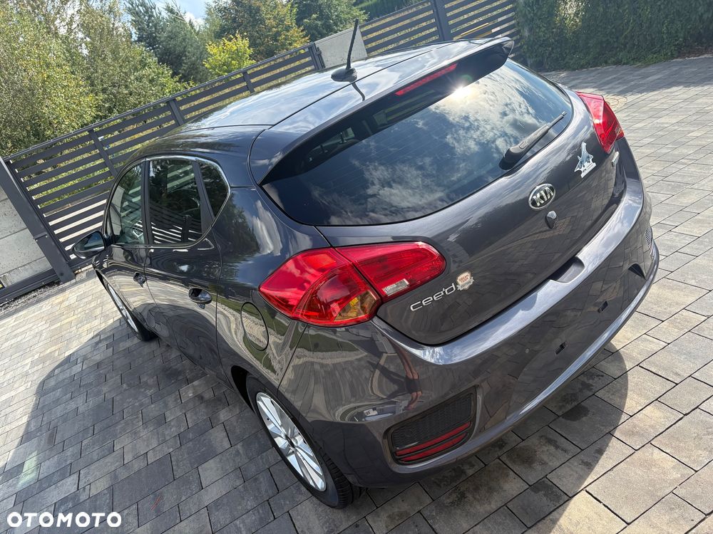 Kia Ceed 1.6 CRDi 136 ISG Dream Team Edition - 33