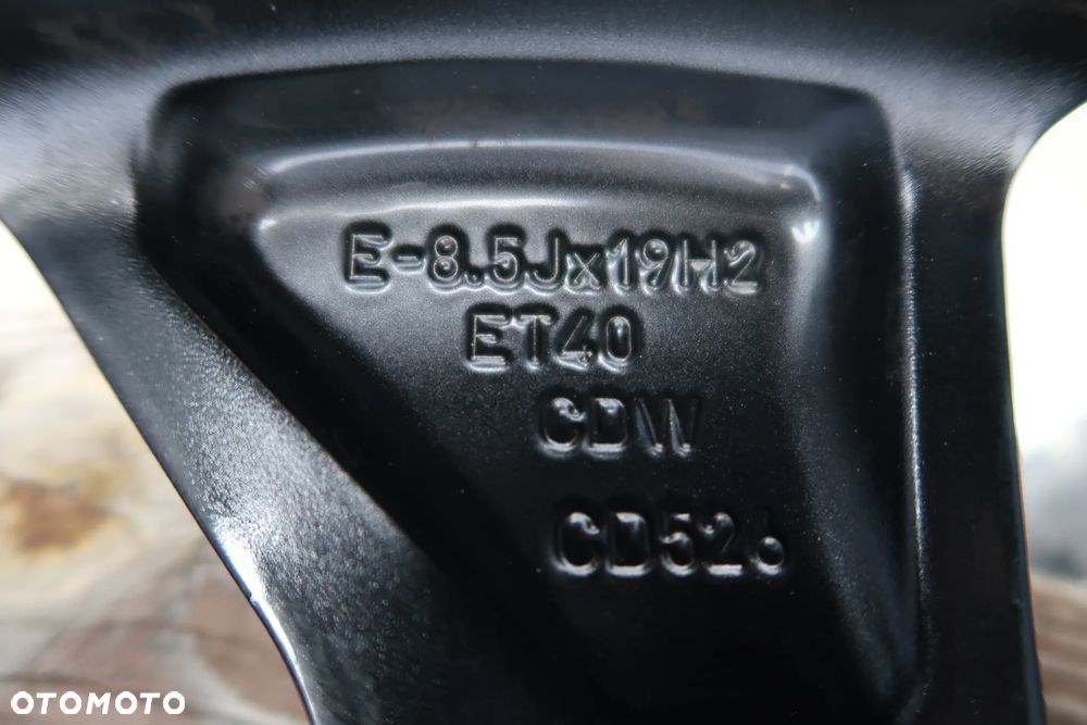 AD17 Felga Audi A4 8w0601025EM 8,5x19et40 - 5