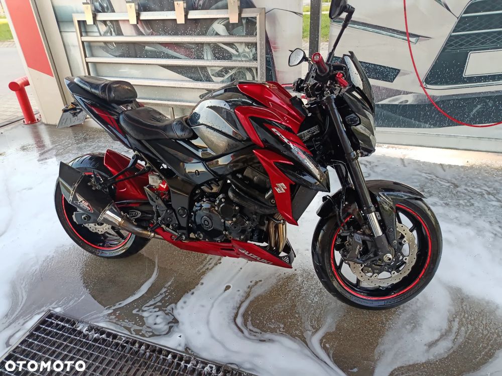 Suzuki GSX - 17