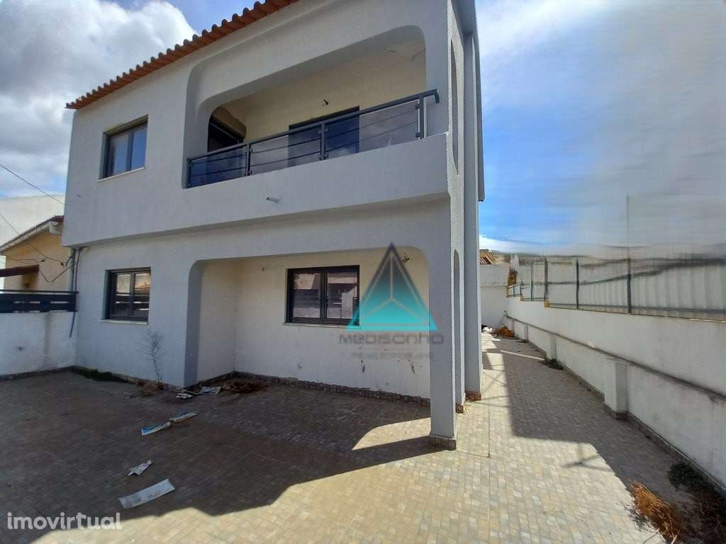 Moradia Geminada T3+2 Remodelada com Terraço, Logradouro e Anexo - ... - Grande imagem: 2/43