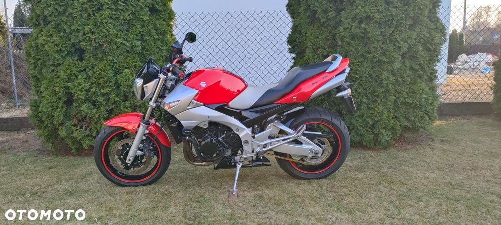 Suzuki GSR - 6