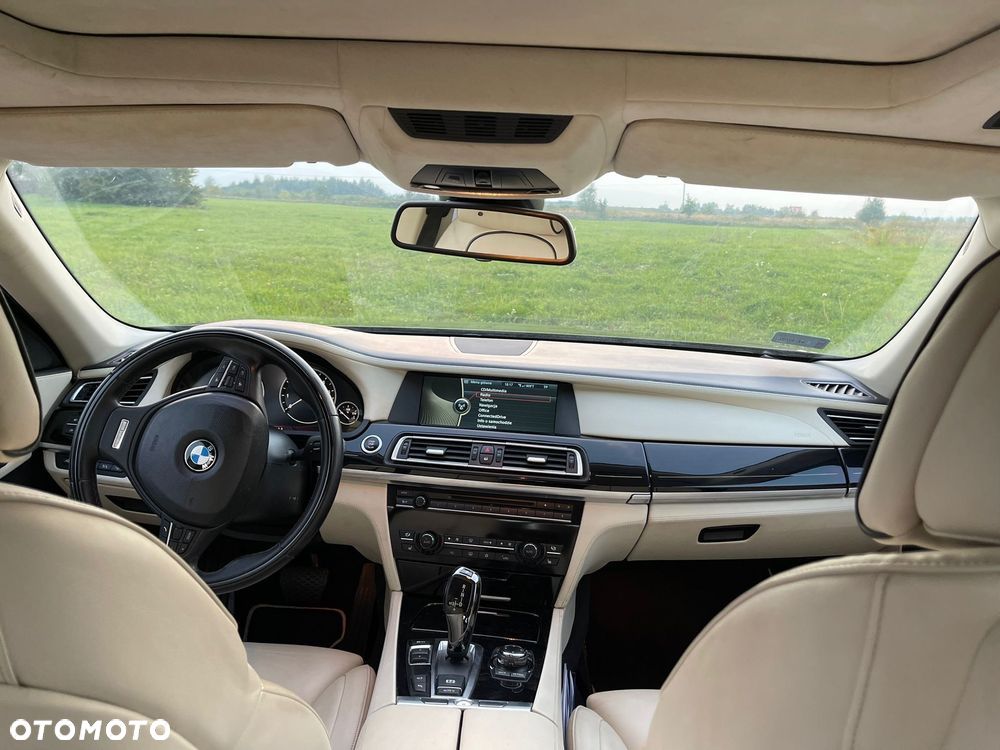 BMW Seria 7 760i - 8