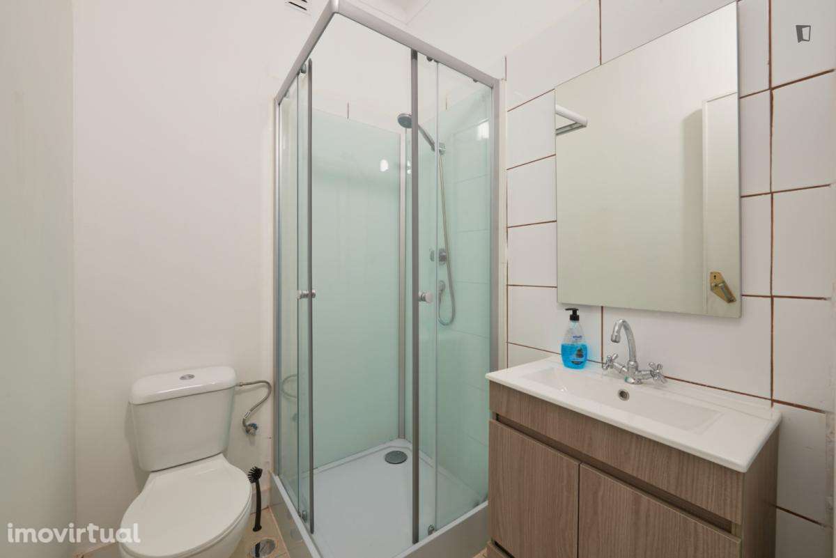 Quarto - localizado em Benfica Lisbon - Grande imagem: 2/26