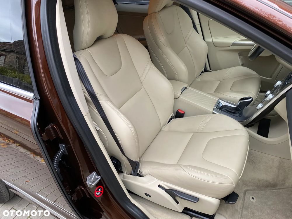 Volvo XC 60 D5 AWD Kinetic - 34