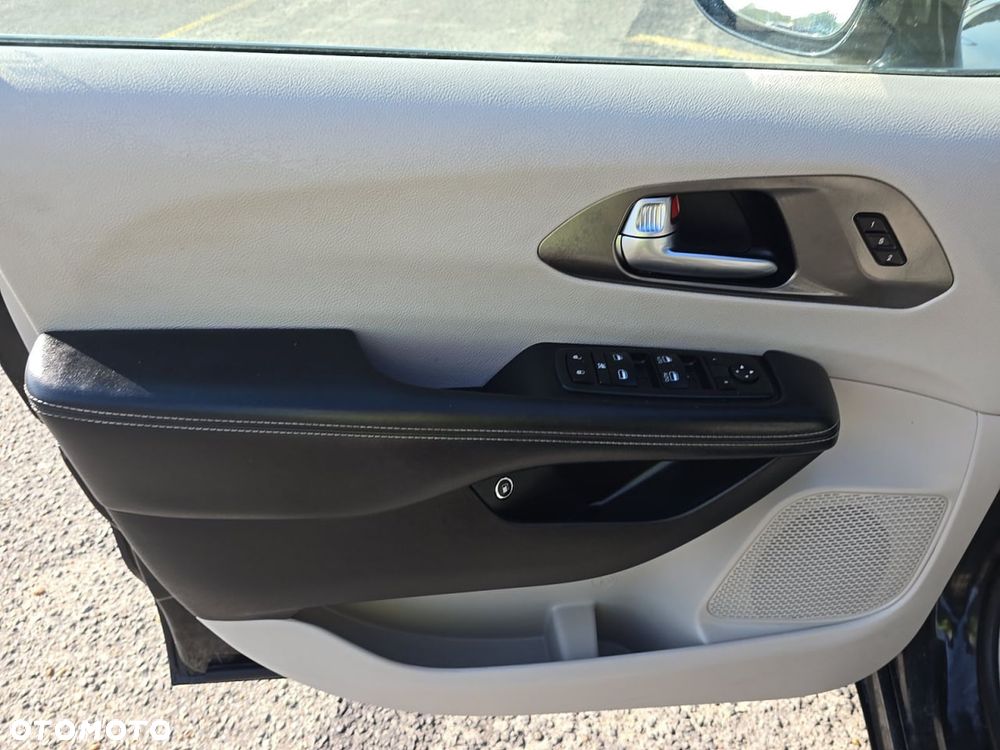 Chrysler Pacifica - 13