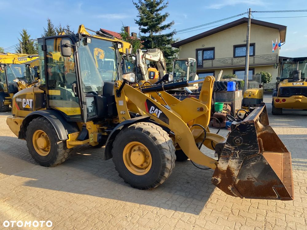 Caterpillar CAT 906H2, 2013 ROK, ŁYŻKA OTWIERANA + WIDŁY, z NIEMIEC, SUPER STAN, - 2