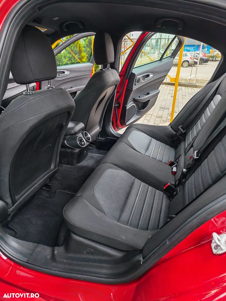 Alfa Romeo Giulia 2.0 Turbo RWD AT8 - 18