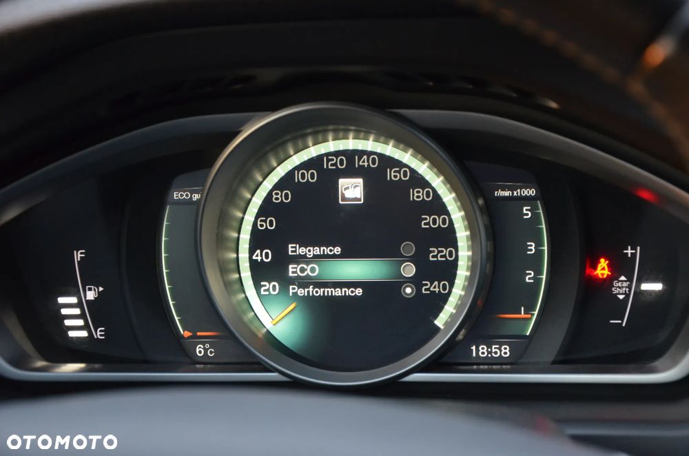 Volvo V40 Cross Country D2 Momentum - 22