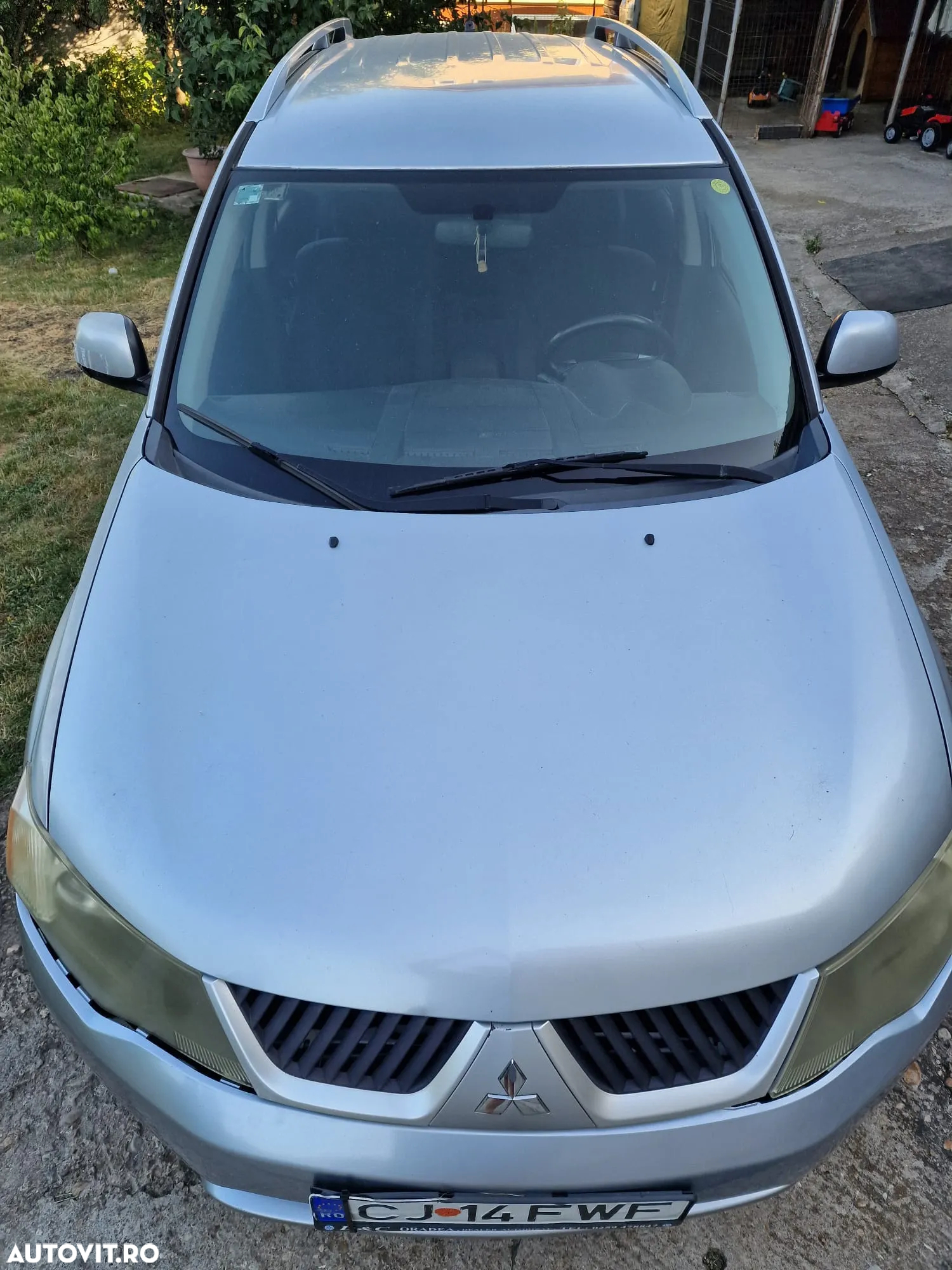 Mitsubishi Outlander - 2