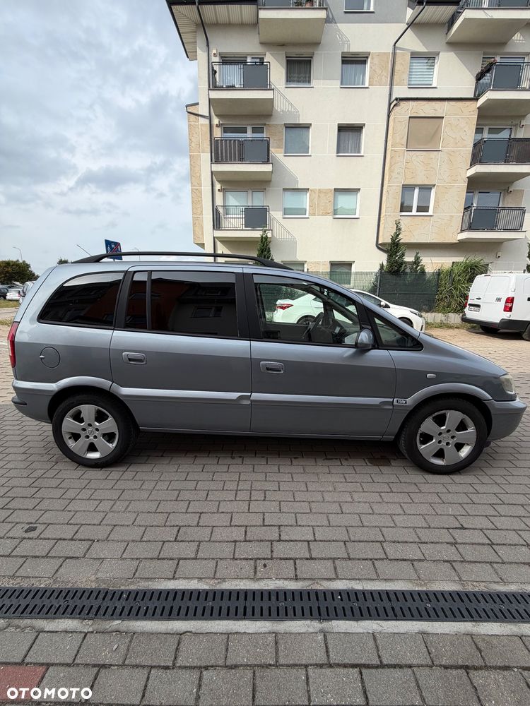 Opel Zafira 1.8 16V Comfort - 1
