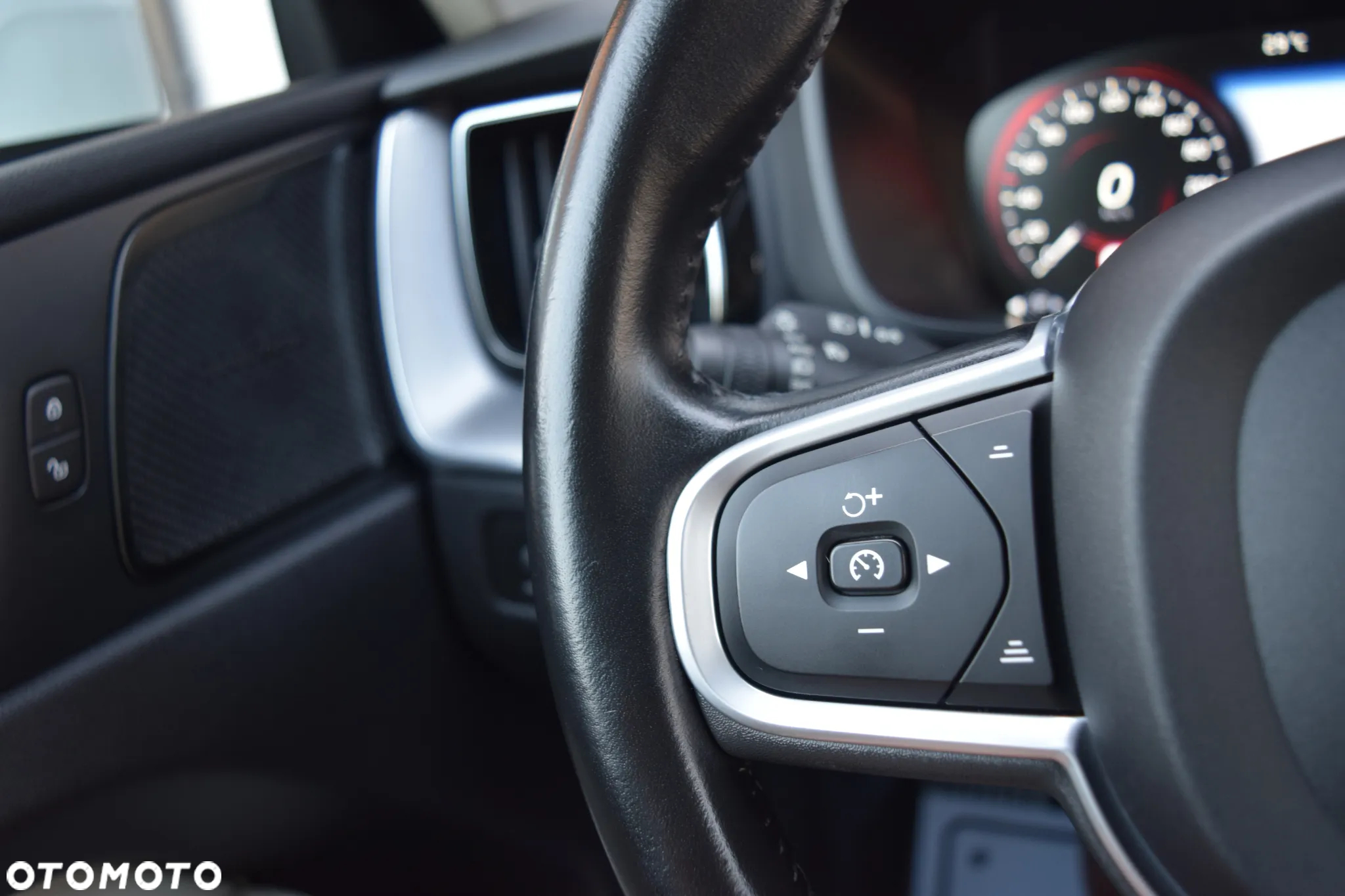 Volvo XC 60 D4 Geartronic Momentum Pro - 22