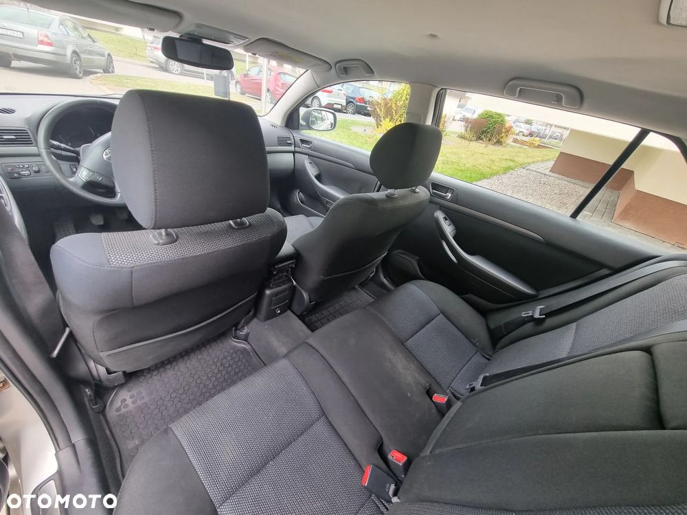 Toyota Avensis - 6