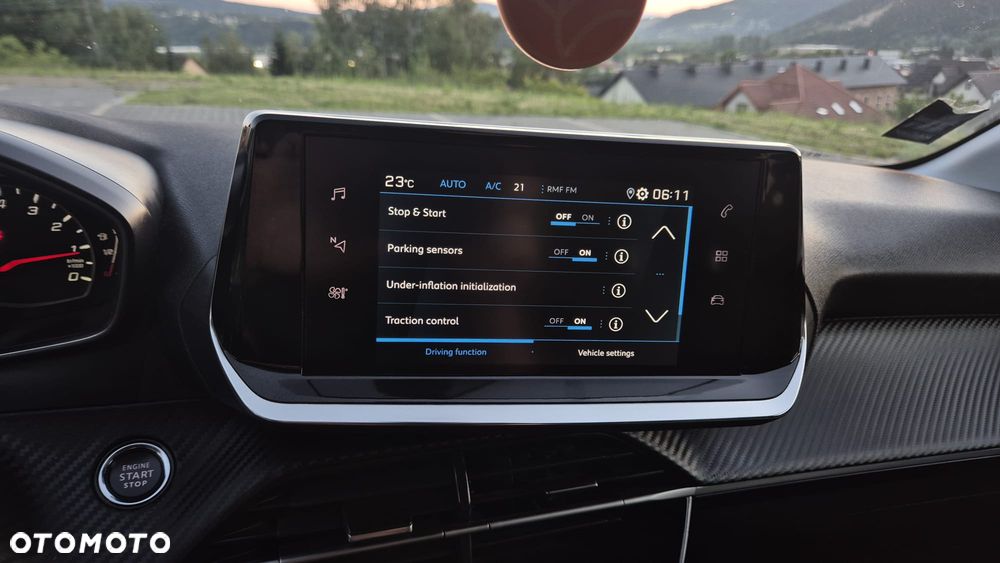 Peugeot 208 PureTech 100 EAT8 Allure - 29