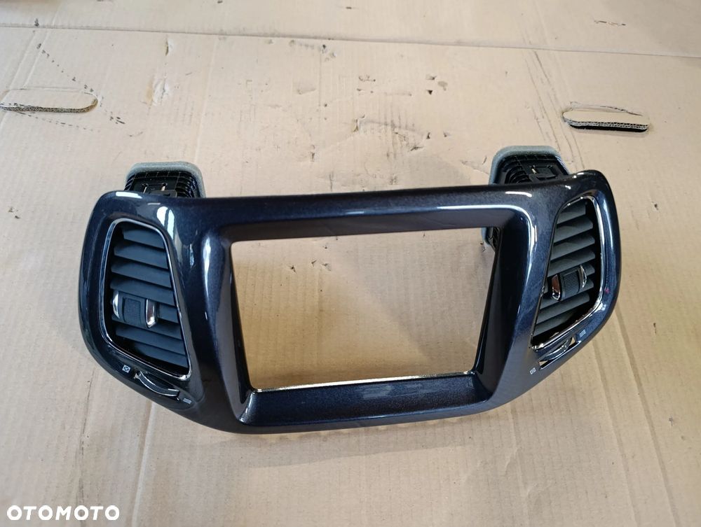 JEEP COMPASS II 2 RAMKA EKRANU RADIA KRATKI NAWIEWU ŚRODKOWE 5UT63TRMAA - 2