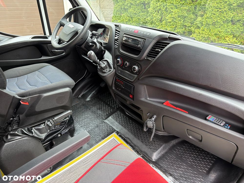 Iveco DAILY AUTOBUS 24 MIEJSCA / PRZEWÓZ OSÓB NIEPEŁNOSPRAWNYCH / KLIMA POSTOJOWA / WEBASTO / TELEWIZOR / LEDY W ŚRODKU KOLOROWE / Salon Polska/ Nowe Opony/Jak Nowe/Mały Przebieg/ - 26