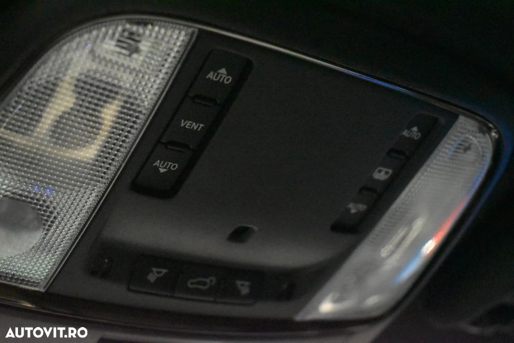 Jeep Grand Cherokee - 32