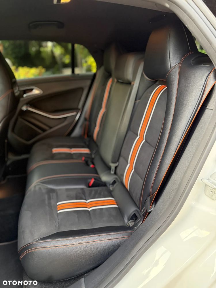 Mercedes-Benz CLA 200 7G-DCT Orange Art Edition - 25
