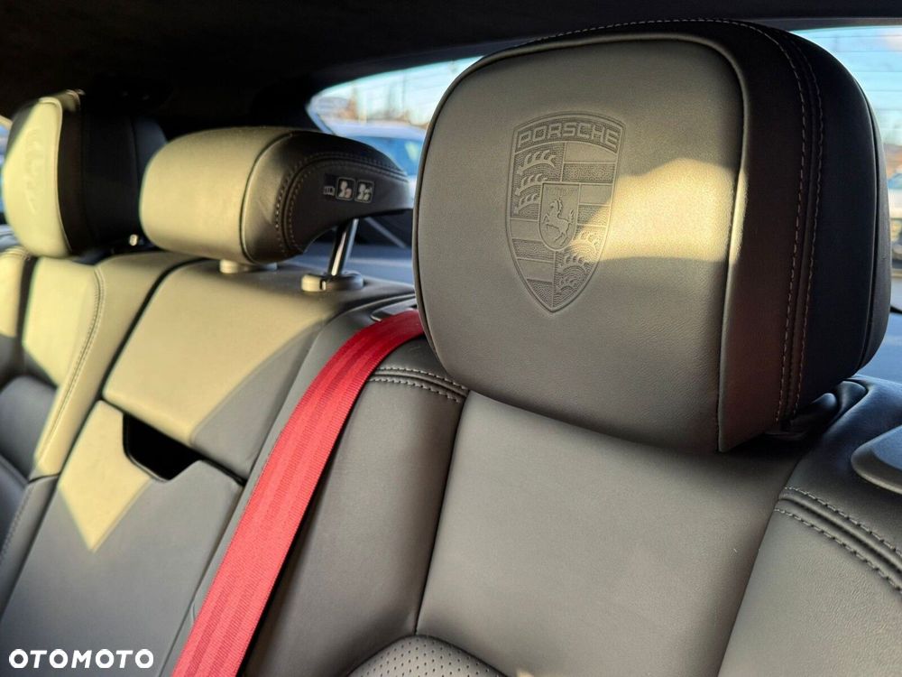 Porsche Macan Turbo - 33